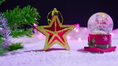 Kar küresi ve yıldız Noel koleksiyon görüntüleri