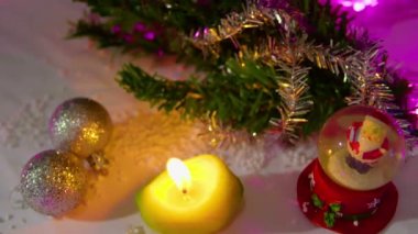 Animasyon kar küre ve topları Noel koleksiyonu ile yanan mum