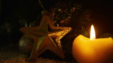 Animasyon yıldız ve topları Noel koleksiyonu ile yanan mum