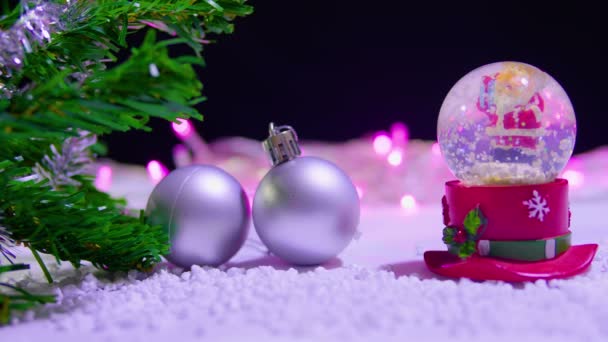 Aufnahmen Von Schneekugel Und Zwei Kugeln Weihnachtskollektion — Stockvideo