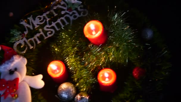 蜡烛燃烧和娃娃圣诞节的视频为圣诞快乐收集 — 图库视频影像