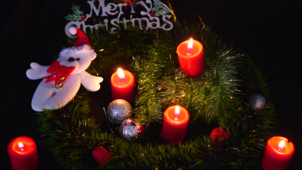 Filmmaterial Vom Kerzenbrennen Und Puppenweihnacht Für Fröhliche Weihnachtskollektion — Stockvideo