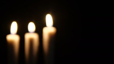 Siyah arka plan üzerine mum portre görüntüleri. Yılbaşı koleksiyonu