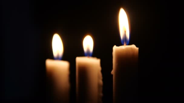 蜡烛的画面在黑暗中点燃 圣诞系列 — 图库视频影像