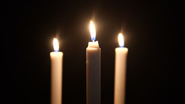 蝋燭の映像は 暗闇の中で点灯しています クリスマス コレクション — ストック動画
