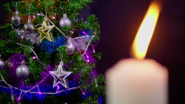 Beelden Van Een Kaars Branden Met Kerst Ornament Kerstdag Collectie — Stockvideo