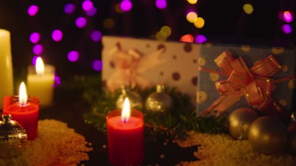 Filmmaterial Dem Kerzen Brennen Und Geschenke Mit Lampen Glänzen Weihnachtskollektion — Stockvideo