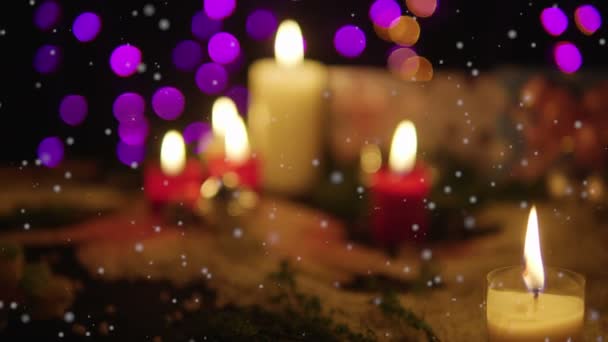 蜡烛燃烧的画面和礼物与灯闪亮和雪 圣诞节收藏 — 图库视频影像