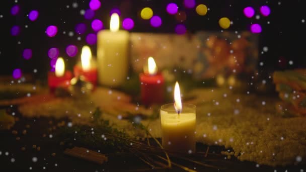 Filmagem Queima Velas Presente Com Lâmpada Brilhante Neve Dia Natal — Vídeo de Stock