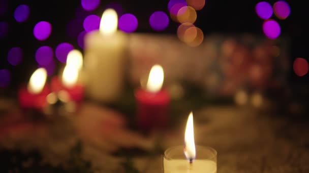 蜡烛燃烧的画面和礼物与灯闪亮 圣诞节收藏 — 图库视频影像