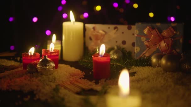 蜡烛燃烧和礼物的画面 圣诞节收藏 — 图库视频影像