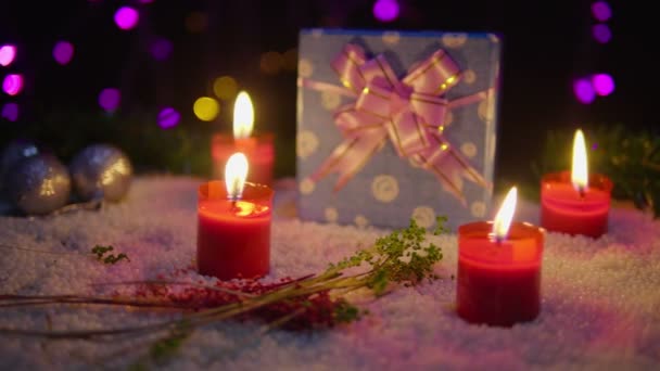 Záběry Pohybující Hořící Svíčka Míče Dárek Lampou Lesklé Vánoční Kolekce — Stock video
