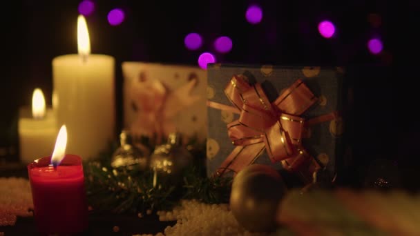 Bilder Juldekoration Med Ljus Brinnande Och Gåva Samling — Stockvideo