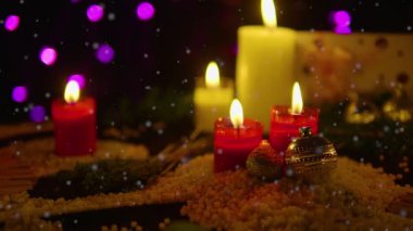 Dekorasyon chirstmas mum yakma, hediye ve kar görüntüleri ile. Noel günü koleksiyonu