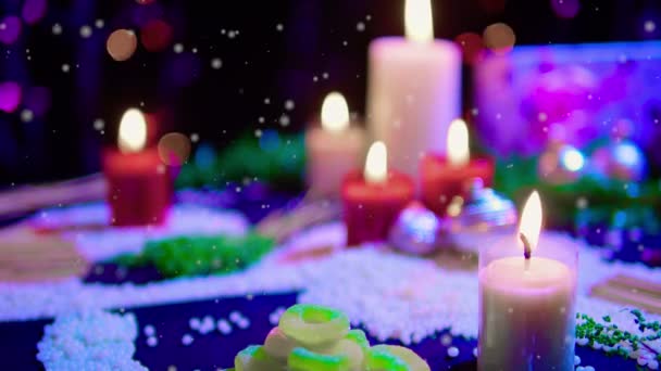 Кадри Прикрас Різдвяні Свічковим Горінням Подарунком Колекцією Цукерок — стокове відео