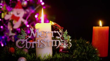 Görüntüleri ile ağacı süsleme Noel ve iki mum dekorasyon Noel günü koleksiyonu için yanan
