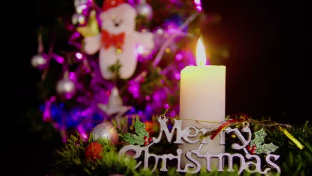 Filmación Del Árbol Con Adorno Navidad Quema Velas Para Decoración — Vídeo de stock