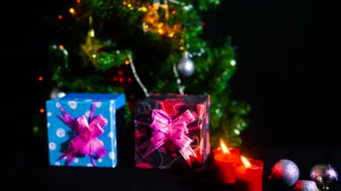 Hediye kutuları, mum yakma, ağaç ve süs Noel koleksiyon görüntüleri