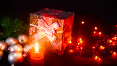 Hediye kutuları, yanan mum ve lamba kırpma görüntüleri. Noel günü koleksiyonu