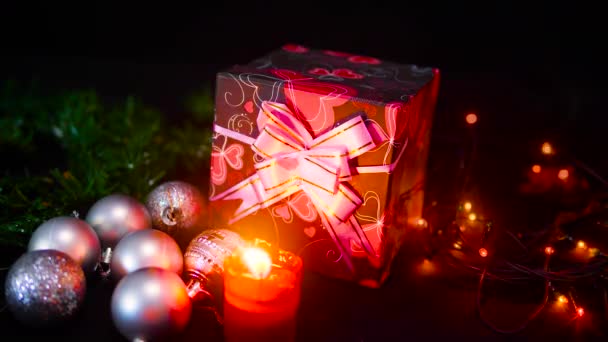 礼品盒 蜡烛燃烧和灯光闪烁的画面 圣诞节收藏 — 图库视频影像