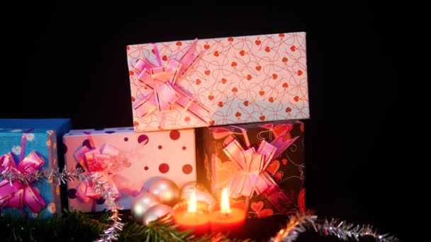ろうそくの燃焼と飾りのクリスマス コレクションに移動ギフト ボックスの映像 — ストック動画