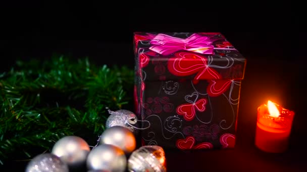 Filmaufnahmen Von Beweglichen Geschenkboxen Mit Brennenden Kerzen Und Kugelweihnachtskollektion — Stockvideo