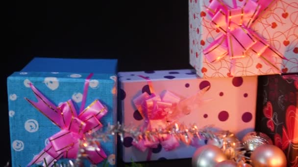 Filmaufnahmen Von Beweglichen Geschenkboxen Mit Kerzenschein Und Weihnachtsdekoration — Stockvideo