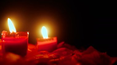 Mum yanan görüntüleri için kutlamak Sevgililer günü çiçek yaprakları koleksiyonu ile