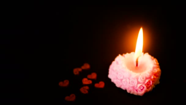 Aufnahmen Von Brennenden Kerzen Mit Hölzerner Herzdekoration Valentinstag Kollektion — Stockvideo