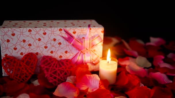 装饰镜头情人节与礼品盒 蜡烛燃烧 和玫瑰花瓣收集 — 图库视频影像