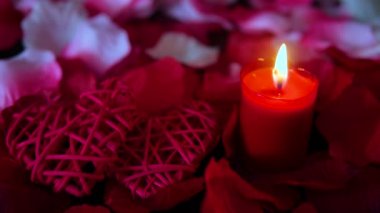 Mum yakma ve gül yaprakları görüntüleri koleksiyonu ile Sevgililer günü