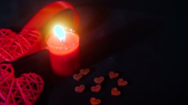 Görüntüleri dekorasyon Sevgililer kırmızı kurdele, mum yakma ve ahşap aşk koleksiyonu