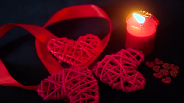 Hari Valentine Dekorasi Dengan Lilin Terbakar Pita Merah Dan Kayu — Stok Video