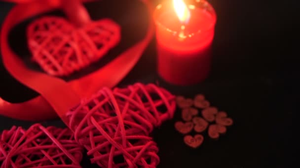 视频装饰情人节红丝带 蜡烛燃烧和木制爱情收藏 — 图库视频影像