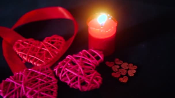 Dekorace Záběry Valentine Červenou Stužku Hoří Svíce Dřevěné Love Kolekce — Stock video