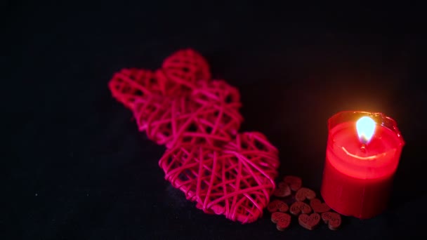 Valentine Dag Beeldmateriaal Decoratie Met Het Branden Van Kaars Houten — Stockvideo