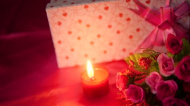 Sevgililer günü koleksiyonu için yakma çiçek buketi, hediye ve kırmızı mum görüntüleri dekorasyon