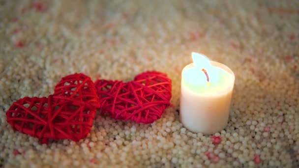 Kalp Dekorasyon Kum Üzerinde Yanan Mum Görüntüleri Sevgililer Günü Koleksiyonu — Stok video
