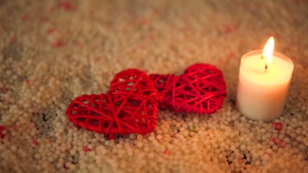 Aufnahmen Von Herzen Dekoration Und Kerzen Brennen Auf Sand Valentine Stockvideo C Kongvideo77 236508838