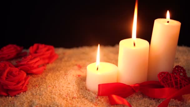 花のローズ 燃えているろうそくと装飾のバレンタイン コレクションの映像 — ストック動画