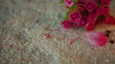 Dekorasyon görüntüleri Sevgililer çiçek buketi, mum yakma ve gül yaprakları koleksiyonu