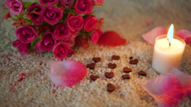 Dekorace záběry valentine květinové kytice, hoří svíce a sbírku růží