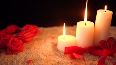 Çiçek gül, yanan mum ve dekorasyon Sevgililer günü koleksiyonu görüntüleri