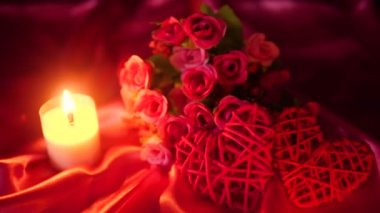 Sevgililer günü buket ve dekorasyon görüntüleri koleksiyonu yanan mum ile tanışma