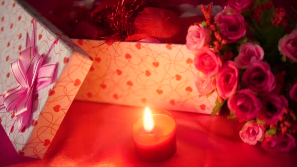 蜡烛燃烧和礼品盒的画面 情人节收藏 — 图库视频影像