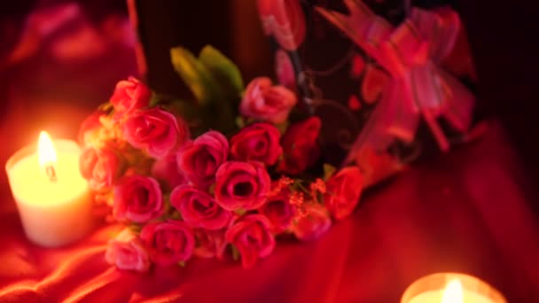 Ημέρα Αγίου Βαλεντίνου Γλυκιά Στιγμή Κουτιά Δώρων Και Μπουκέτο Λουλουδιών — Αρχείο Βίντεο