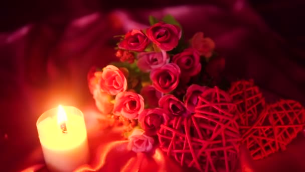 Sevgililer Günü Buket Dekorasyon Görüntüleri Koleksiyonu Yanan Mum Ile Tanışma — Stok video