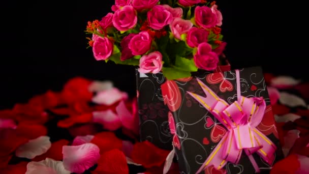 Sevgililer Günü Dekorasyon Çiçek Buketi Hediye Kutuları Gül Yaprakları Görüntüleri — Stok video