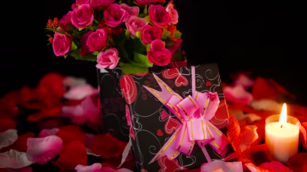 Decoratie Valentijn Met Geschenkdozen Kaars Branden Rozenblaadjes Beeldmateriaal Collectie — Stockvideo