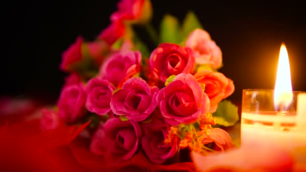 装飾花の花束と映像コレクションで燃えているろうそくのバレンタインデー — ストック動画
